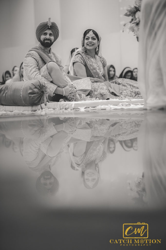 sikh wedding couple pictures during anandkarj