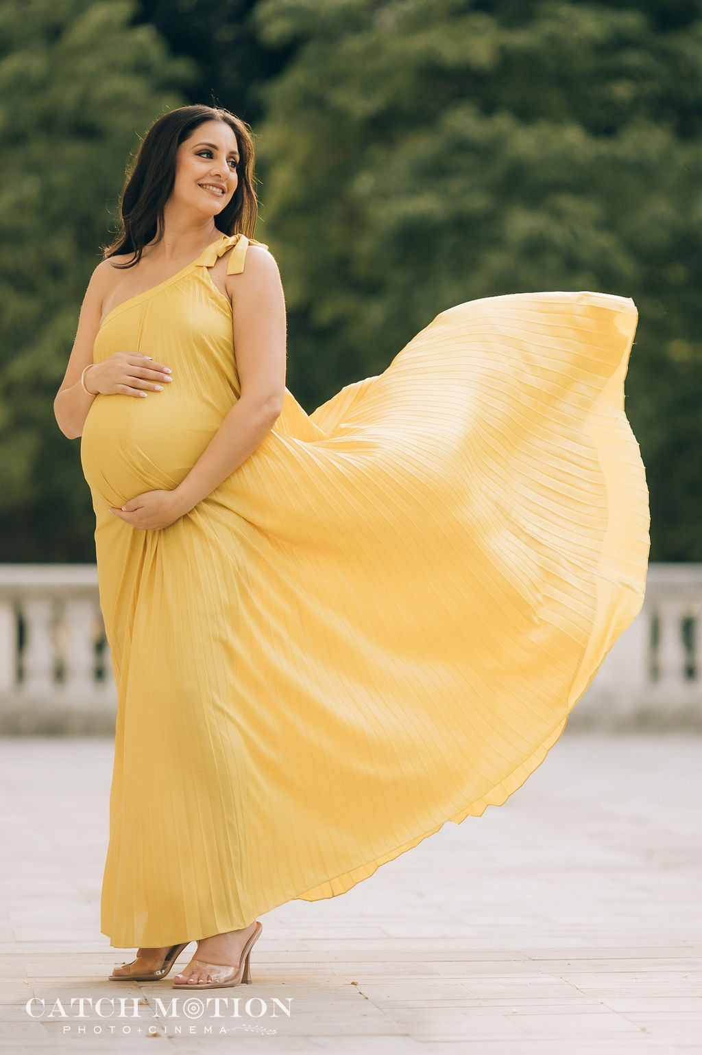 Yellow Maternity outfit dc